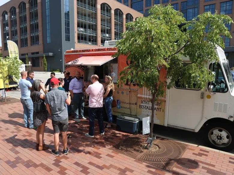 El 10 de septiembre de 2025, en Guthrie Green, se celebró el evento "Food Truck Wednesday" en Pita Place. Crédito: Tim Landes / Tulsa Flyer